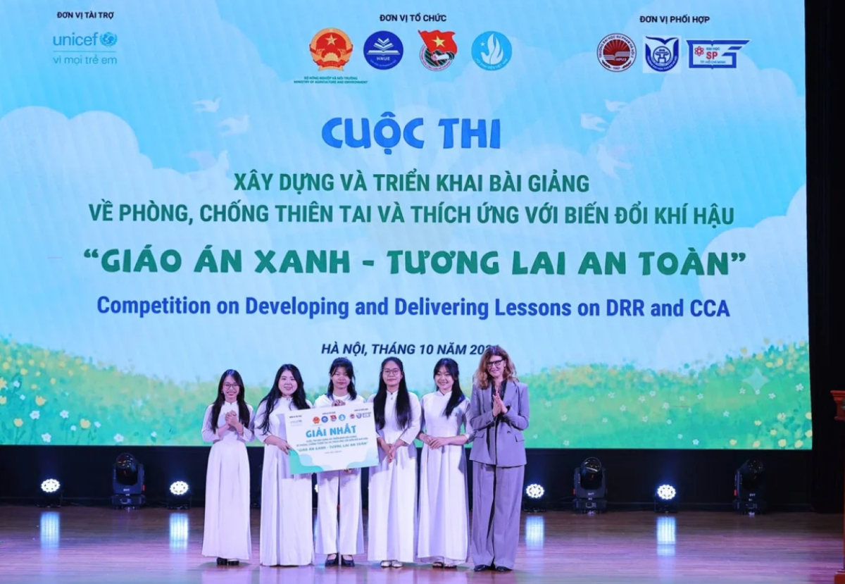Bà Silvia Danailov - Trưởng Đại diện Quỹ Nhi đồng Liên Hợp Quốc (UNICEF) trao giải Nhất cuộc thi Giáo án xanh. Ảnh: Cục Quản lý Đê điều và Phòng chống thiên tai.