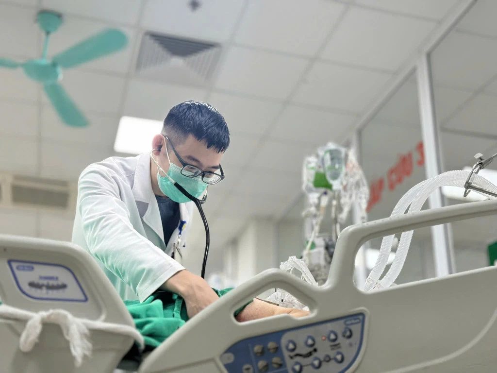 Người bệnh được điều trị cúm A, kiểm soát tình trạng nhiễm khuẩn và hỗ trợ hô hấp tích cực. Ảnh: Bệnh viện Bệnh Nhiệt đới Trung ương