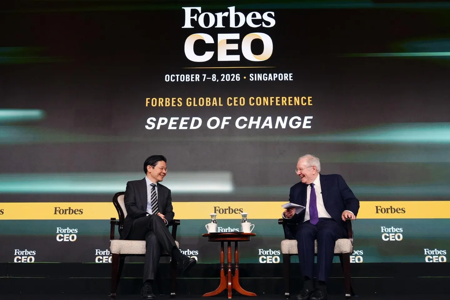 Thủ tướng Singapore Lawrence Wong trò chuyện với ông Steve Forbes, Chủ tịch kiêm Tổng biên tập Forbes Media, tại Hội nghị CEO Toàn cầu Forbes 2026. Ảnh: Forbes Asia
