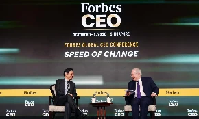 Thủ tướng Singapore Lawrence Wong trò chuyện với ông Steve Forbes, Chủ tịch kiêm Tổng biên tập Forbes Media, tại Hội nghị CEO Toàn cầu Forbes 2026. Ảnh: Forbes Asia