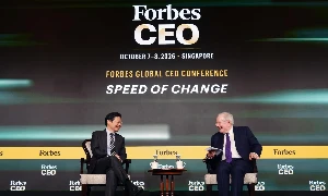 Thủ tướng Singapore Lawrence Wong trò chuyện với ông Steve Forbes, Chủ tịch kiêm Tổng biên tập Forbes Media, tại Hội nghị CEO Toàn cầu Forbes 2026. Ảnh: Forbes Asia