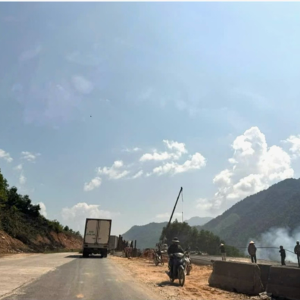 Các nhà thầu đang đẩy nhanh tiến độ thi công tuyến đường phía Tây thành phố. Ảnh Ngô Anh Văn