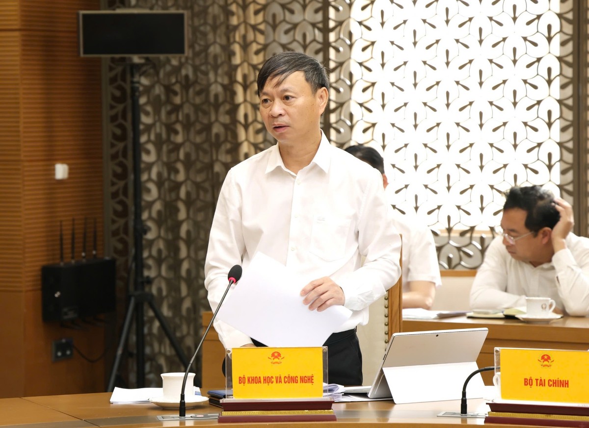 Thứ trưởng Bộ Khoa học v&agrave; C&ocirc;ng nghệ Ho&agrave;ng Minh b&aacute;o c&aacute;o. Ảnh: chinhphu.vn.