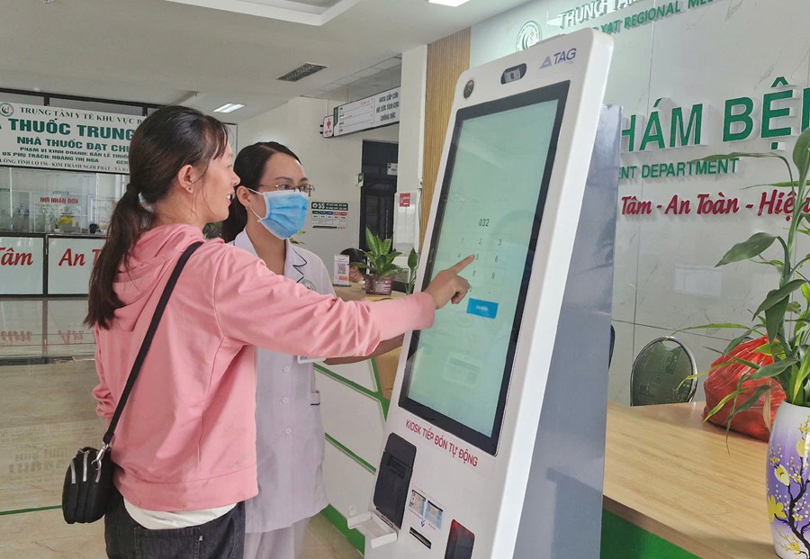 Hướng dẫn người dân đăng ký khám bệnh. Ảnh: Tuyết Ngọc.