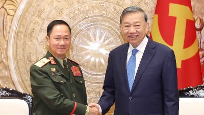 Top leader hosts Lao Deputy Prime Minister and Defense Minister