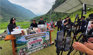 Một phiên livestream giới thiệu nông sản địa phương của bà con Lâm Bình, tỉnh Tuyên Quang.