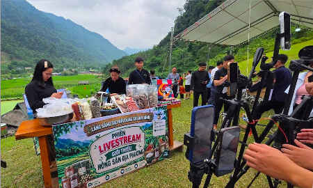 Một phiên livestream giới thiệu nông sản địa phương của bà con Lâm Bình, tỉnh Tuyên Quang.
