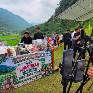 Một phiên livestream giới thiệu nông sản địa phương của bà con Lâm Bình, tỉnh Tuyên Quang.
