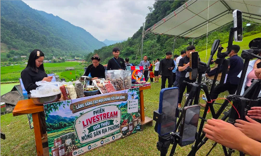Một phiên livestream giới thiệu nông sản địa phương của bà con Lâm Bình, tỉnh Tuyên Quang.