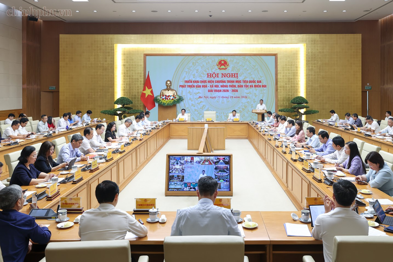 Sau Hội nghị, Thủ tướng đề nghị các bộ, ngành, địa phương nêu cao tinh thần trách nhiệm, quyết tâm cao hơn nữa, phối hợp chặt chẽ hơn nữa, tổ chức thực hiện quyết liệt hơn, không để người dân phải chờ đợi - Ảnh: chinhphu.vn/Nhật Bắc