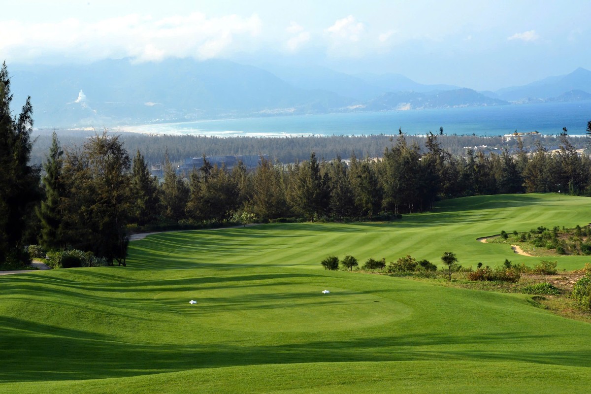 Tháng 10 này, các fairway tại Sầm Sơn, Hạ Long và Quy Nhơn sẽ trở thành tâm điểm của những vòng đấu sôi động, nơi mỗi cú swing sẽ góp phần viết tiếp câu chuyện 25 năm của Tập đoàn FLC.