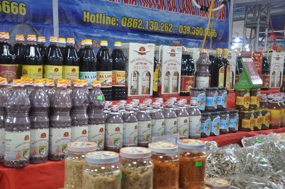 Các sản phẩm OCOP góp phần tạo nên sự phong phú cho không gian trưng bày tại hội chợ. Ảnh: Nguyễn Thuấn