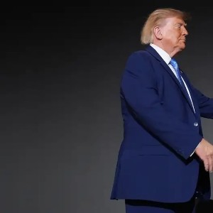 Tổng thống Donald Trump (bên trái) bổ nhiệm Giám đốc Tình báo Quốc gia Jay Clayton (bên phải) làm cố vấn phụ trách AI của Nhà Trắng. Ảnh: Alex Brandon