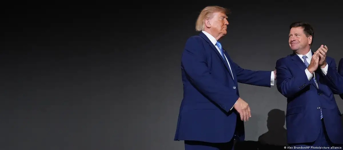 Tổng thống Donald Trump (b&ecirc;n tr&aacute;i) bổ nhiệm Gi&aacute;m đốc T&igrave;nh b&aacute;o Quốc gia Jay Clayton (b&ecirc;n phải) l&agrave;m cố vấn phụ tr&aacute;ch AI của Nh&agrave; Trắng. Ảnh: Alex Brandon