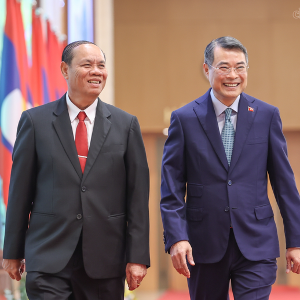 Thủ tướng Lê Minh Hưng và đồng chí Vilay Lakhamphong, Ủy viên Bộ Chính trị, Thường trực Ban Bí thư Trung ương Đảng Nhân dân Cách mạng (NDCM) Lào - Ảnh: chinhphu.vn/Nhật Bắc
