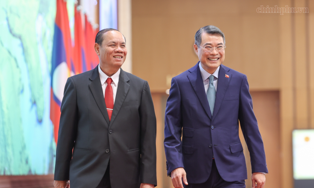 Thủ tướng Lê Minh Hưng và đồng chí Vilay Lakhamphong, Ủy viên Bộ Chính trị, Thường trực Ban Bí thư Trung ương Đảng Nhân dân Cách mạng (NDCM) Lào - Ảnh: chinhphu.vn/Nhật Bắc