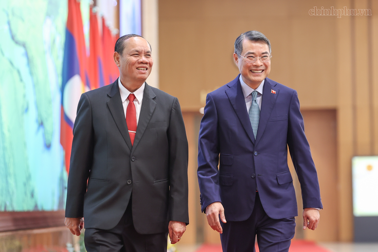 Thủ tướng Lê Minh Hưng và đồng chí Vilay Lakhamphong, Ủy viên Bộ Chính trị, Thường trực Ban Bí thư Trung ương Đảng Nhân dân Cách mạng (NDCM) Lào - Ảnh: chinhphu.vn/Nhật Bắc