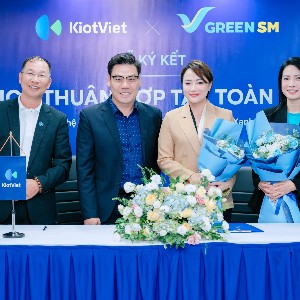 Thỏa thuận hợp tác vừa được ký kết giúp kết nối thế mạnh công nghệ quản lý bán hàng của KiotViet với hệ sinh thái di chuyển và giao nhận thuần điện Green SM.