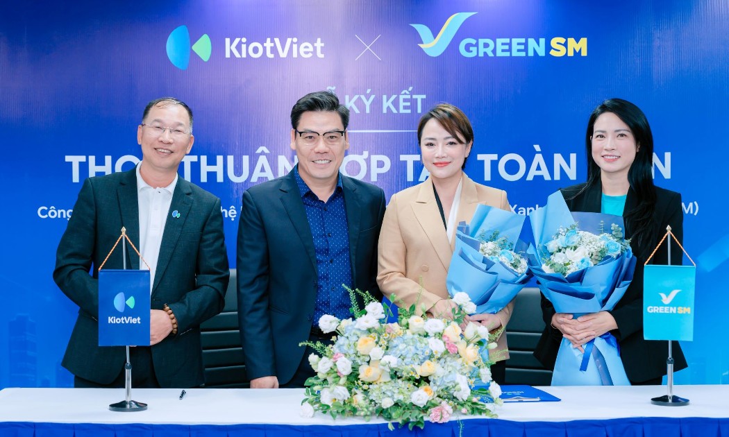 Thỏa thuận hợp tác vừa được ký kết giúp kết nối thế mạnh công nghệ quản lý bán hàng của KiotViet với hệ sinh thái di chuyển và giao nhận thuần điện Green SM.