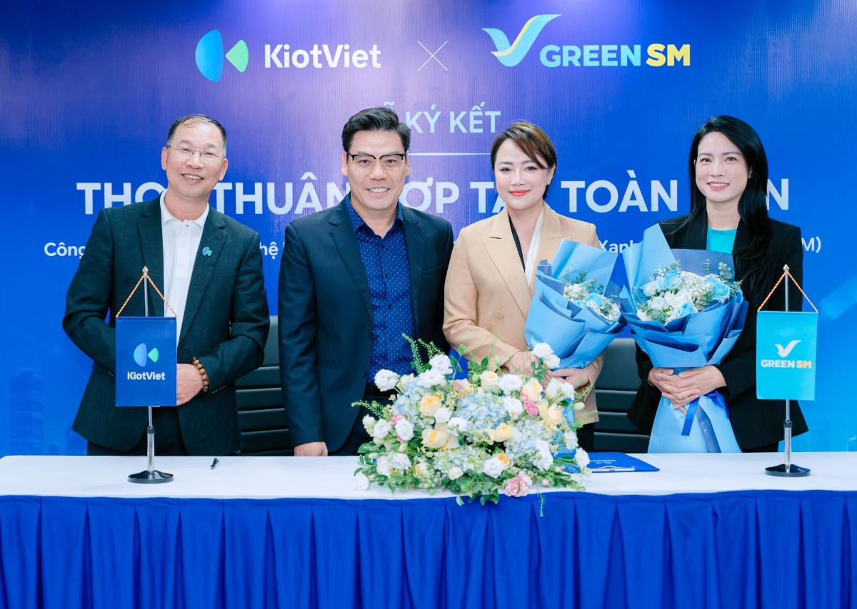Thỏa thuận hợp tác vừa được ký kết giúp kết nối thế mạnh công nghệ quản lý bán hàng của KiotViet với hệ sinh thái di chuyển và giao nhận thuần điện Green SM.
