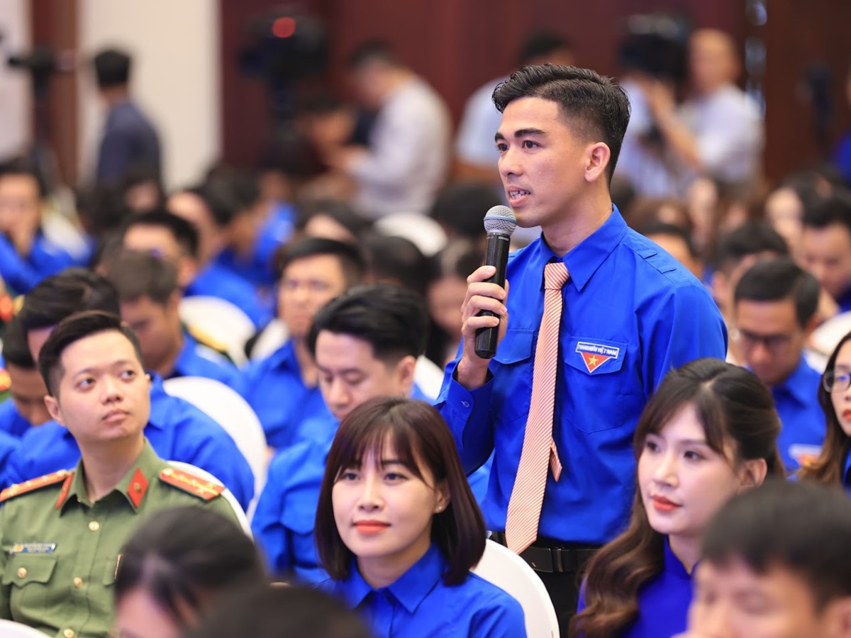 Đại biểu thanh niên đặt câu hỏi với lãnh đạo các Bộ ngành. Ảnh: Nhật Bắc/VGP.