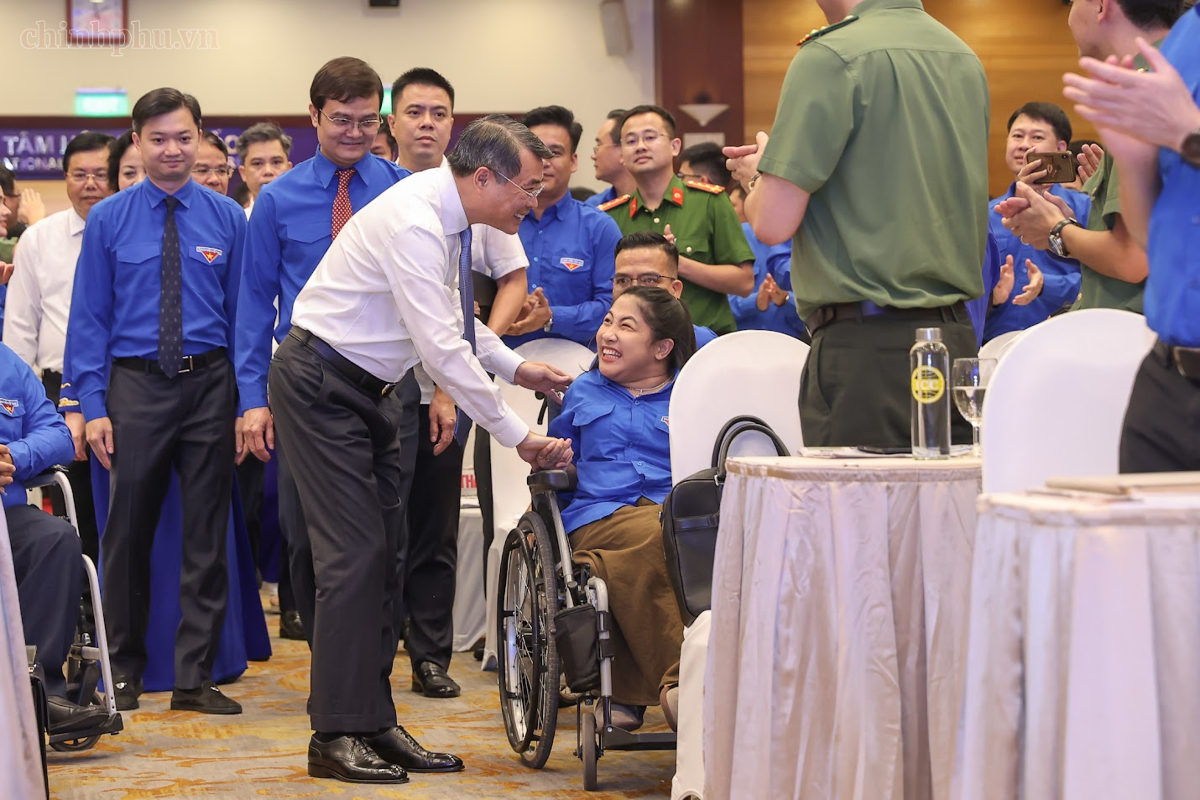 Thủ tướng Lê Minh Hưng động viên đại biểu thanh niên vượt khó vươn lên tham dự Chương trình đối thoại. Ảnh: Nhật Bắc/VGP.