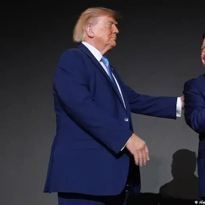 Tổng thống Donald Trump (bên trái) bổ nhiệm Giám đốc Tình báo Quốc gia Jay Clayton (bên phải) làm cố vấn phụ trách AI của Nhà Trắng. Ảnh: Alex Brandon