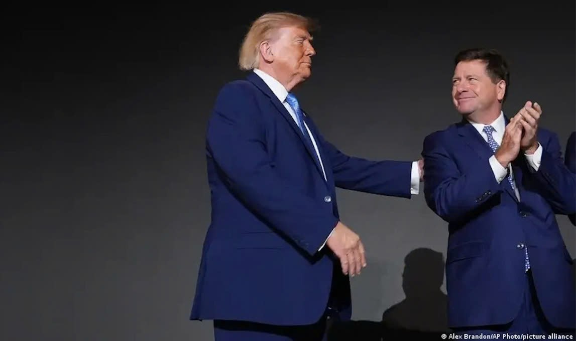 Tổng thống Donald Trump (bên trái) bổ nhiệm Giám đốc Tình báo Quốc gia Jay Clayton (bên phải) làm cố vấn phụ trách AI của Nhà Trắng. Ảnh: Alex Brandon