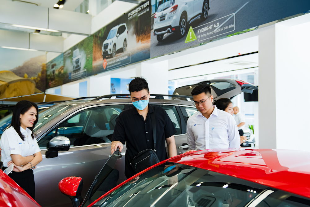 Lãi suất vay mua ô tô tăng cao, sức mua chịu áp lực