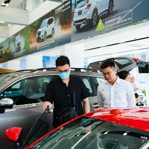 Lãi suất vay mua ô tô tăng cao, sức mua chịu áp lực