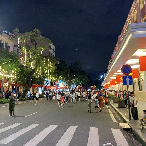 Phát triển du lịch mua sắm tạo thêm cơ hội đưa hàng Việt Nam đến gần hơn với người tiêu dùng hơn. Ảnh: Vũ Khuê.