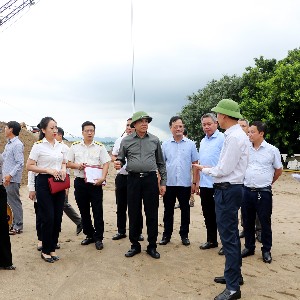 Chủ tịch UBND tỉnh Nghệ An Võ Trọng Hải kiểm tra hoạt động khai thác tại các mỏ cát dọc sông Lam. Ảnh: UBND tỉnh Nghệ An