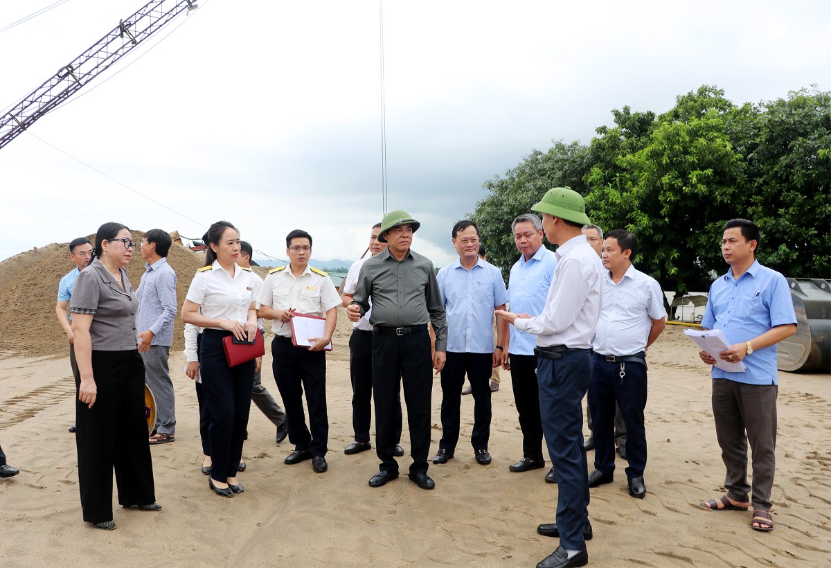 Chủ tịch UBND tỉnh Nghệ An Võ Trọng Hải kiểm tra hoạt động khai thác tại các mỏ cát dọc sông Lam. Ảnh: UBND tỉnh Nghệ An