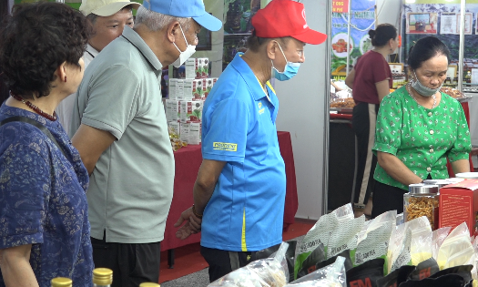 Hội chợ thu hút đông đảo người dân và du khách đến tham quan, mua sắm ngay trong ngày đầu mở cửa. Ảnh: Nguyễn Thuấn