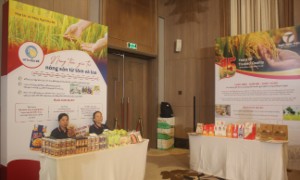 Một số nông sản trong chuỗi giá trị tôm, lúa. Ảnh: Chu Khôi.