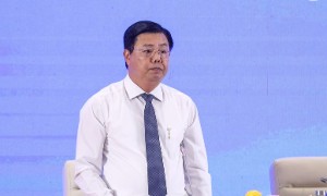 Bộ trưởng Bộ Nội vụ Nguyễn Tiến Hải trao đổi với thanh niên. Ảnh: Nhật Bắc/VGP.