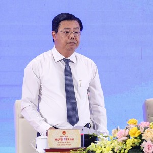 Bộ trưởng Bộ Nội vụ Nguyễn Tiến Hải trao đổi với thanh niên. Ảnh: Nhật Bắc/VGP.