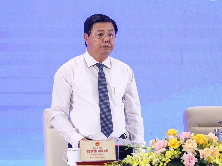 Bộ trưởng Bộ Nội vụ Nguyễn Tiến Hải trao đổi với thanh niên. Ảnh: Nhật Bắc/VGP.