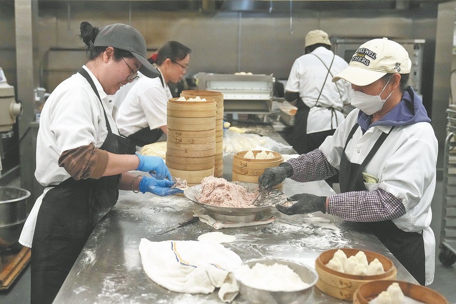Các đầu bếp chế biến bánh bao trong bếp của nhà hàng và quán bar China Live tại San Francisco. Nguồn: China Daily.