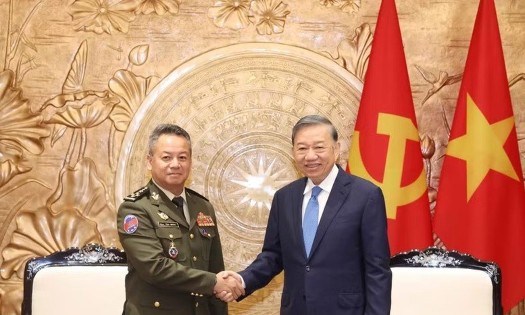 Party General Secretary and President To Lam (R) welcomes General Tea Seiha, member of the Standing Committee of the Cambodian People’s Party (CPP), Deputy Prime Minister and Minister of National Defense, in Hanoi on October 14. (Photo: VNA)