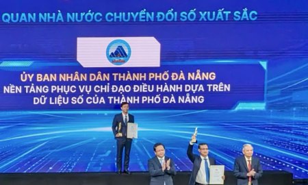 Ông Trần Ngọc Thạch, Phó giám đốc Sở KH&CN Đà Nẵng (người đứng giữa), thay mặt lãnh đạo TP. Đà Nẵng nhận giải. Ảnh Sở KH&CN Đà Nẵng
