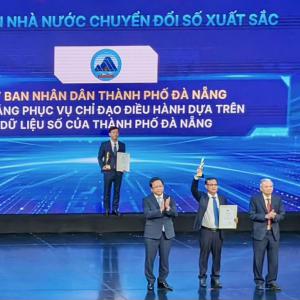Ông Trần Ngọc Thạch, Phó giám đốc Sở KH&CN Đà Nẵng (người đứng giữa), thay mặt lãnh đạo TP. Đà Nẵng nhận giải. Ảnh Sở KH&CN Đà Nẵng