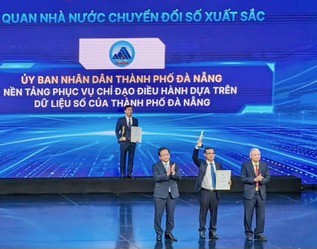Ông Trần Ngọc Thạch, Phó giám đốc Sở KH&CN Đà Nẵng (người đứng giữa), thay mặt lãnh đạo TP. Đà Nẵng nhận giải. Ảnh Sở KH&CN Đà Nẵng