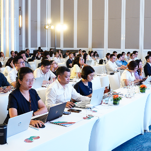 Các nhà đầu tư và chuyên viên phân tích theo dõi thông tin tại hội nghị nhà đầu tư của SHB ngày 15/10/2026. (Ảnh: PL)