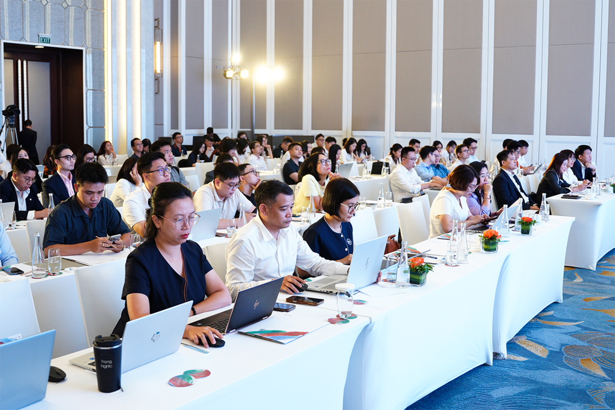 Các nhà đầu tư và chuyên viên phân tích theo dõi thông tin tại hội nghị nhà đầu tư của SHB ngày 15/10/2026. (Ảnh: PL)