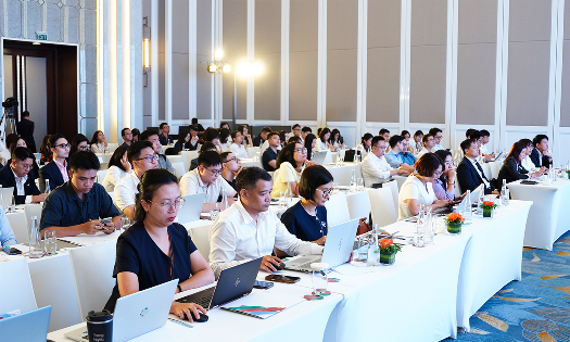 Các nhà đầu tư và chuyên viên phân tích theo dõi thông tin tại hội nghị nhà đầu tư của SHB ngày 15/10/2026. (Ảnh: PL)