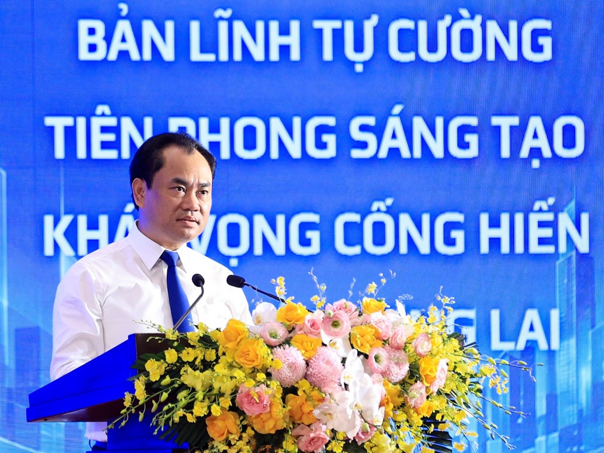 Bộ trưởng Bộ Nông nghiệp và Môi trường Trịnh Việt Hùng trả lời câu hỏi của thanh niên. Ảnh: Nhật Bắc/VGP.
