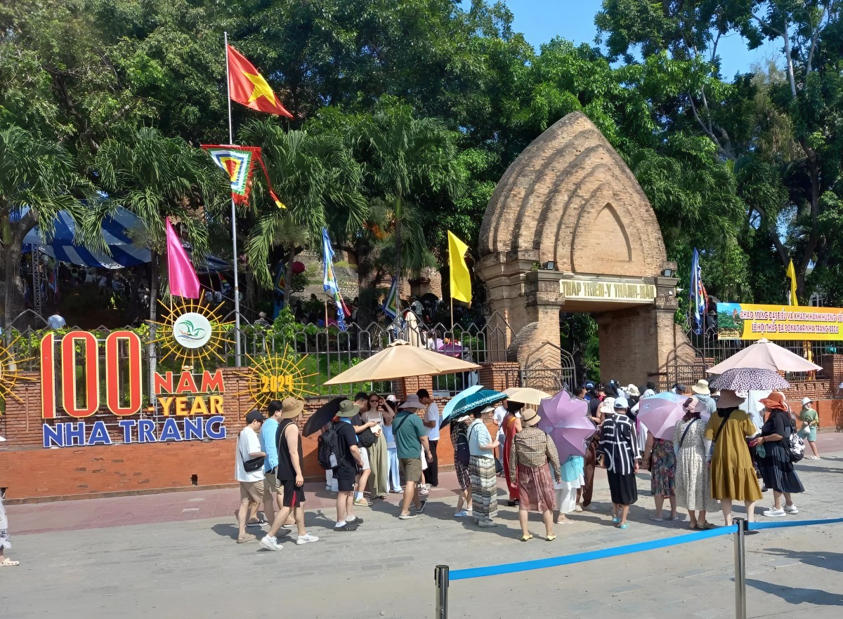 Du khách Trung Quốc tham quan Tháp Bà Ponagar. Ảnh: Báo Khánh Hòa