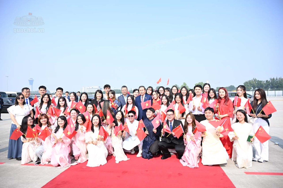 Tiễn Chủ tịch Quốc hội Trần Thanh Mẫn và Đoàn đại biểu cấp cao Việt Nam tại sân bay có Phó Ủy viên trưởng Nhân đại toàn quốc Trung Quốc Vương Đông Minh và lãnh đạo tỉnh Thiểm Tây cùng đông đảo cộng đồng người Việt Nam tại Trung Quốc. Ảnh: Cổng thông tin điện tử Quốc hội.
