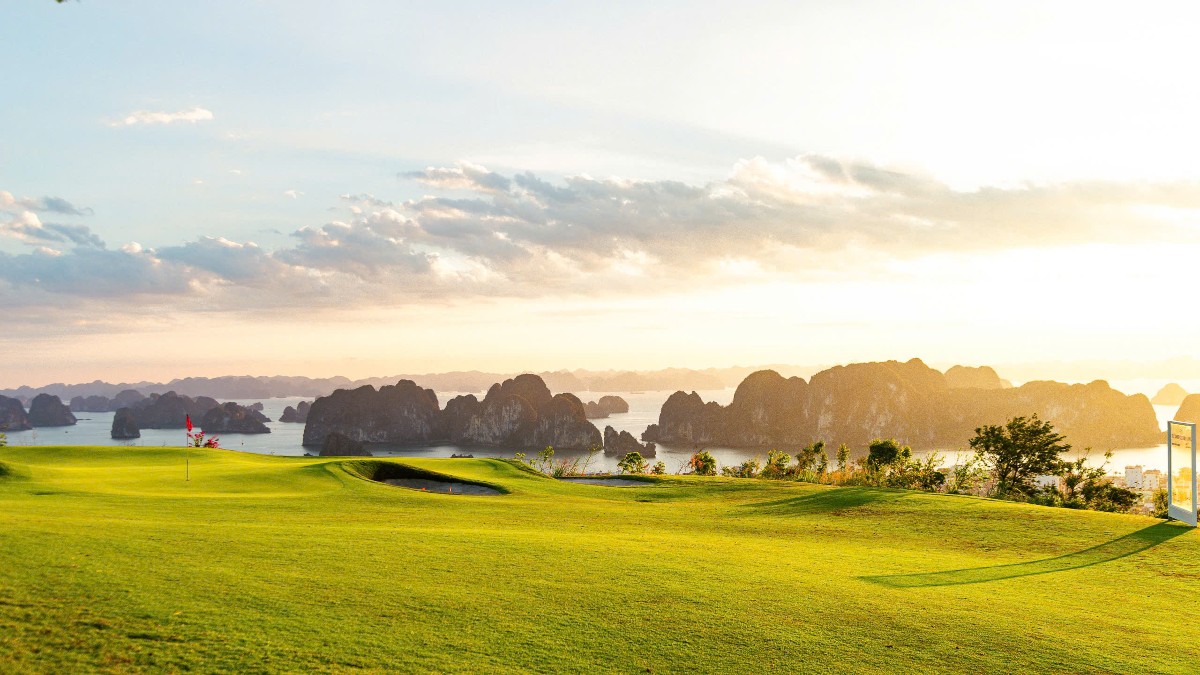 Các sân golf của FLC nổi bật với thiết kế hiện đại, hài hòa với thiên nhiên, và được trang bị cơ sở vật chất tiên tiến, đáp ứng tiêu chuẩn quốc tế.